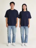 平台生成的同款纯色 T 恤双人同穿棚拍图