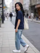 演示视频封面：纯色 T 恤模特城市街边街拍